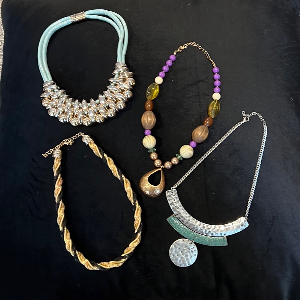 Lot of assorted necklaces